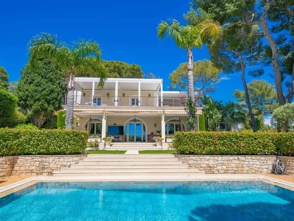 Villa de Prestige Rénovée au Coeur de Saint-Jean-Cap-Ferrat