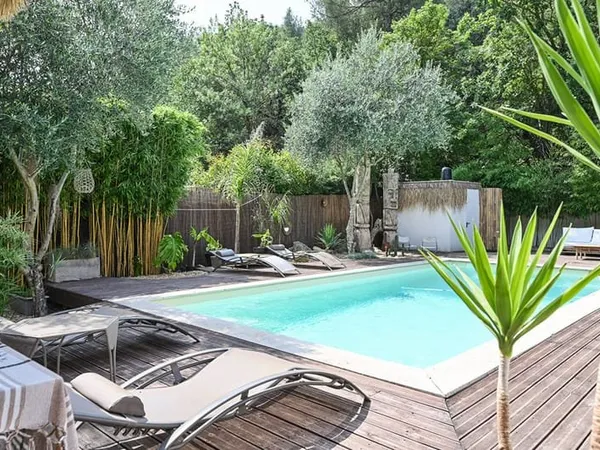 Villa T6 de 151 m² de plain pied sur 1000m² de terrain arboré avec une grande piscine à GEMENOS 1342