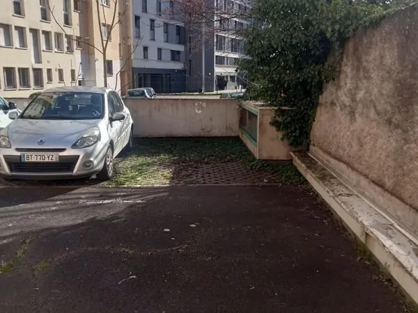 Place de parking dans une cour sécurisée