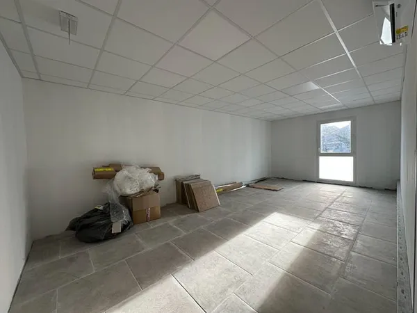 LOCAUX PROFESSIONNELS BOUJAN-SUR-LIBRON - 127m²