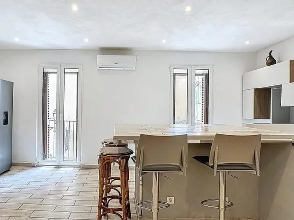 Menton // Vieille -ville , grand appartement 2 pièces