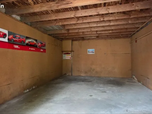 Garage 22 m² dans une cour sécurisée