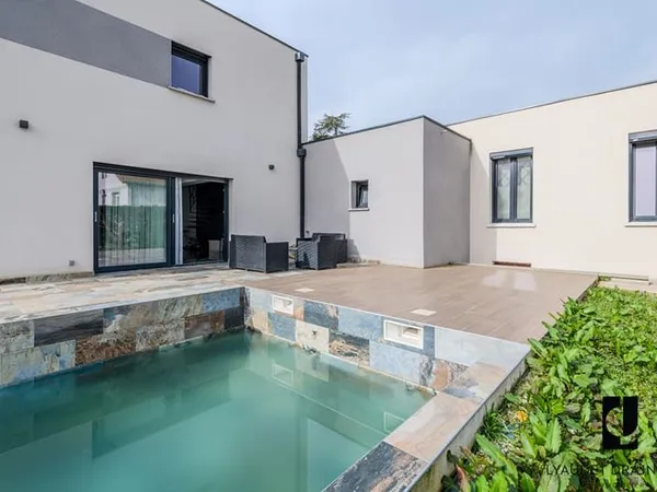 Maison récente toit plat de 139.90 m2 sur un terrain de 1000m2 - Roanne - piscine et terrasse