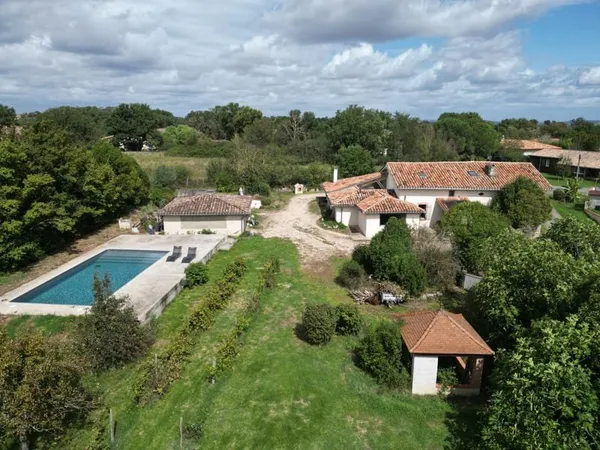 Maison T5 de 237 m2 avec piscine et terrain paysagé clôturé