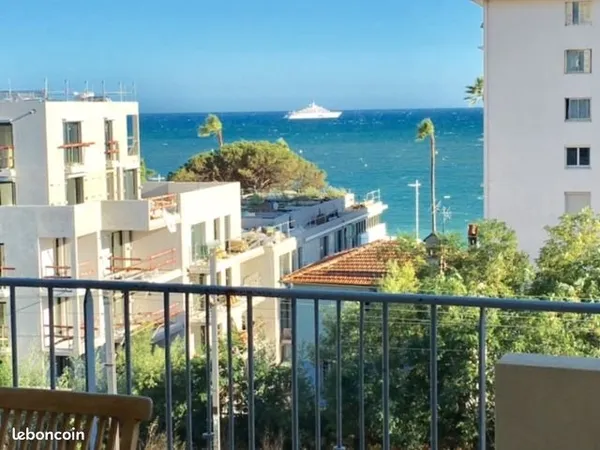 Juan-les-Pins centre, très jolie vue mer à 200m de la plage, 4 pièces meublé, 3 chambres, en colocat