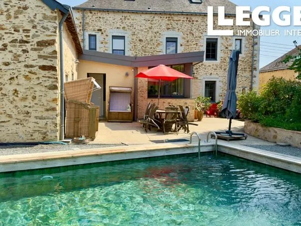 Superbe demeure de 10 pièces à Champigné, restaurée clé en main avec jardin et piscine.