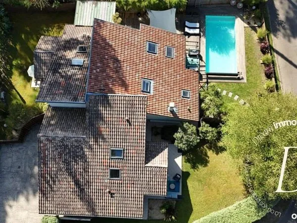 Maison 11 pièces 221 m²