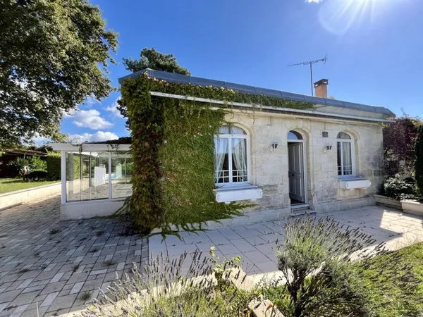 CADAUJAC - MAISON EN PIERRE DE PLAIN PIED AVEC PISCINE
