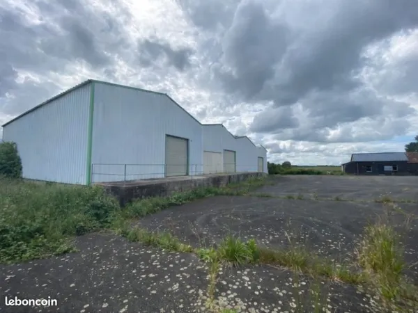 Entrepôt 940 m² + bureaux sur terrain 3400 m² - Durtal