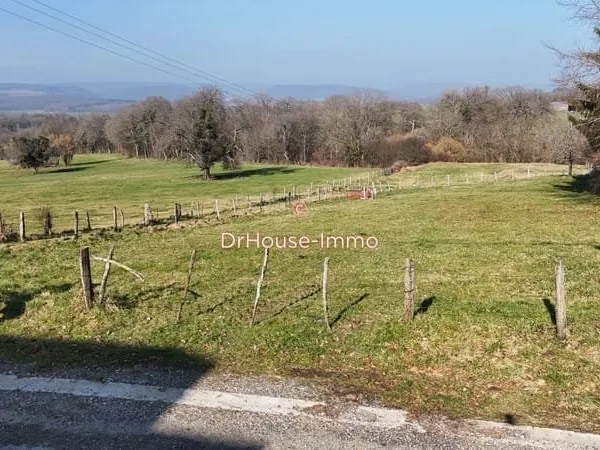 Terrain constructible 1027m² en extérieur de village - A viabiliser