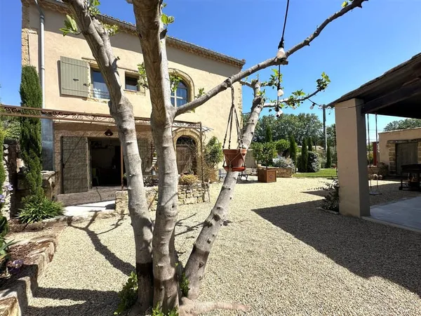 3 km d'Uzès centre, maison restaurée de 220 m². Jardin, piscine, grandes dépendances. Aucune nuisanc