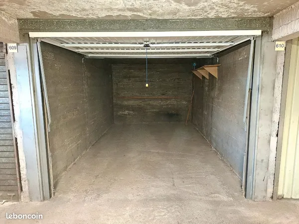 Garage fermé dans local sécurisé