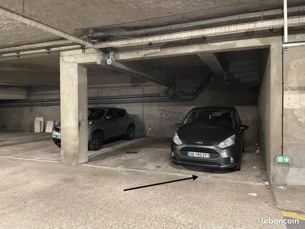 Parking proche marche et mairie