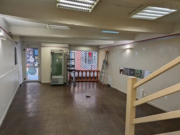 Salernes, local commercial 125 m² sur 2 niveaux, bon emplacement