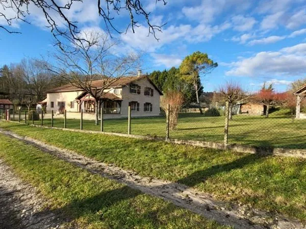 Maison 6 chambres et atelier proche Saint Astier 10 pièces sur parcelle de 6328 m²