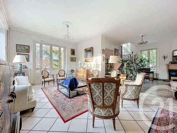 Maison 7 pièces 221 m²