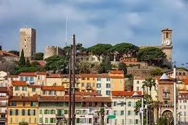 CANNES CENTRE BANANE LOCAL TOUS COMMERCES D'ANGLE 240M2