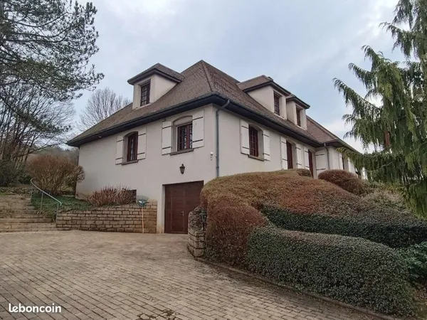 Belle maison sur sous-sol