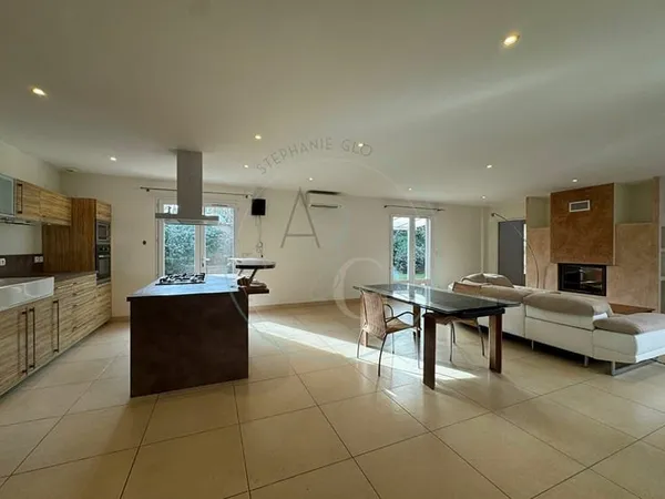 COGOLIN - Maison de 196 m² avec locaux commerciaux de 35.80 m²