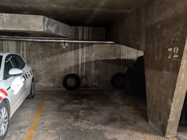 Location d'une place de parking garage couvert à Saint-Denis