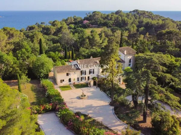 Villa de prestige de 600 m2 à louer à l'Est de Toulon, vue mer, piscine, tennis, SPA