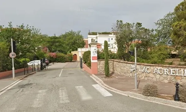 FREJUS - RESIDENCE LE LAC AURELIEN - Stationnement en extérieur