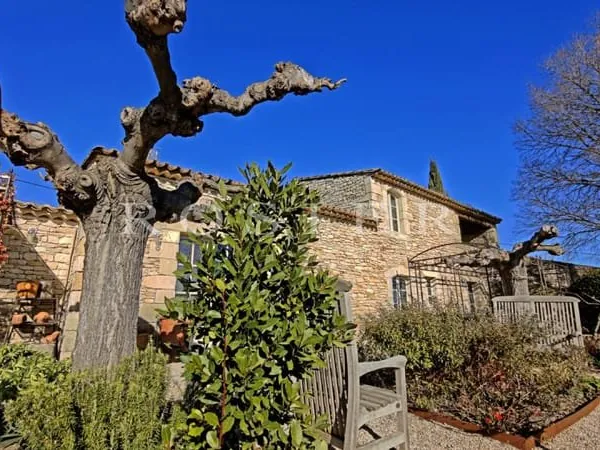 A Gordes, élégante maison de hameau en pierre avec piscine et vu