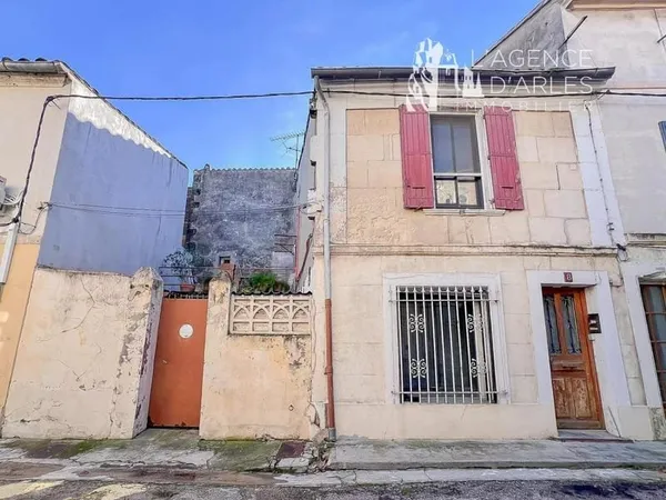 Arles centre - Maison de ville à rénover, cour et terrasse, beau potentiel