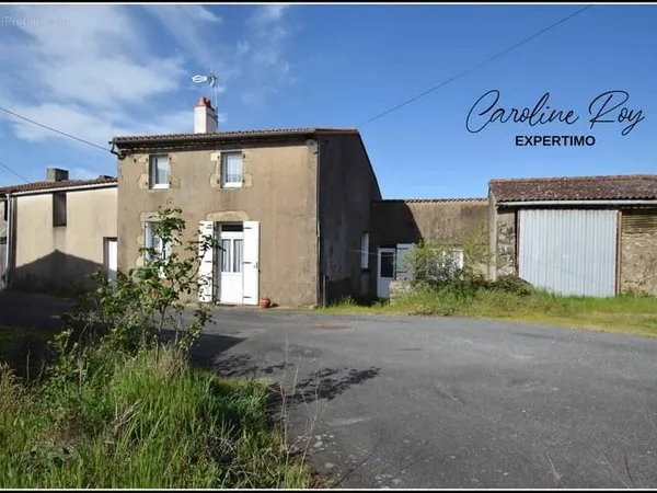 GETIGNE Village à 10 min de Clisson maison à rénover avec dépendances et jardin.