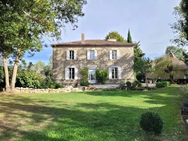 Maison bourgeoise en pierre avec dépendances, piscine et studio indépendant - Proche Saint-Barthélem