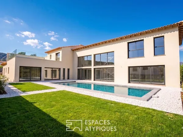 Villa de prestige face aux vignes dans la Vallée de l'Agly