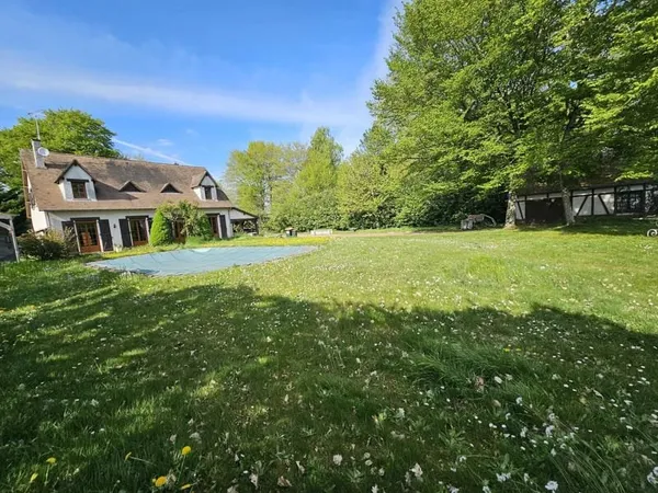 Maison familiale à Chuelles avec piscine.