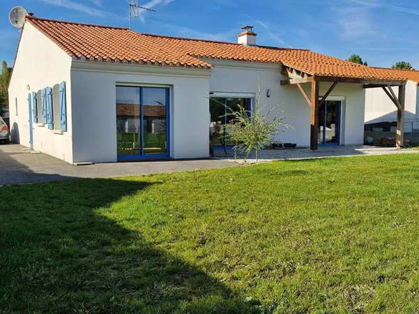 Maison de plain-pied lumineuse ? 3 chambres ? Terrain clos de 1045 m² ? Proche bourg DPE B