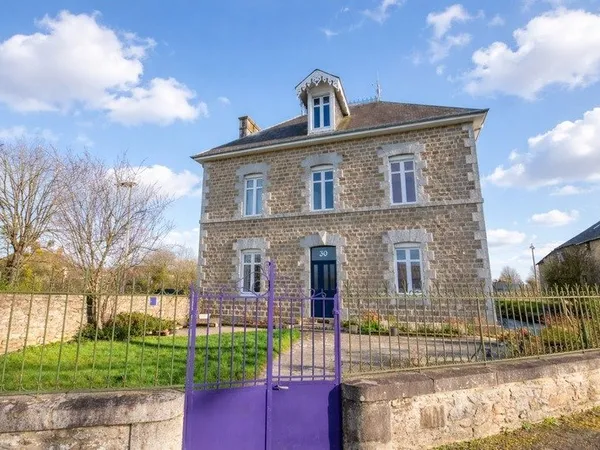 Maison à vendre GORRON (53)maison bourgeoise 3 chambres avec garage sur terrain 717 m2