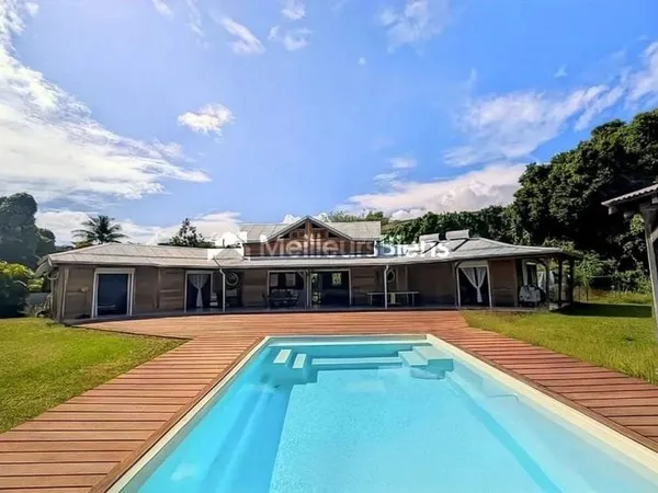 À vendre - Maison en bois T5 avec piscine et accès plage - Goyave (secteur Sarcelle)