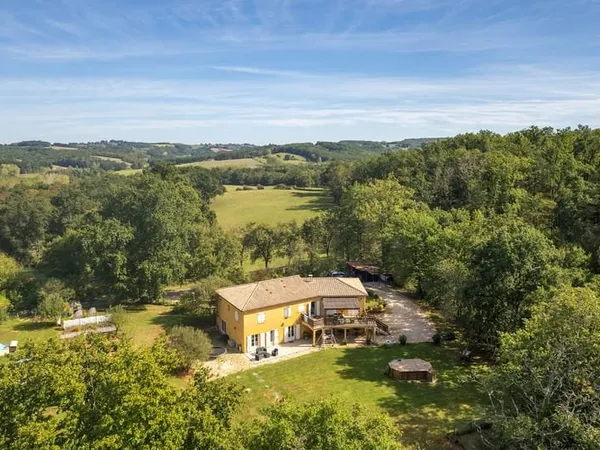 ENSEMBLE IMMOBILIER DE 4 MAISONS INDIVIDUELLES, BATIES EN 20