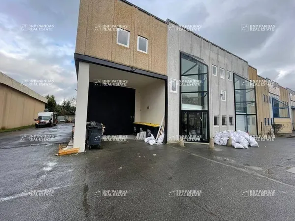Local d'activité 1623 m²