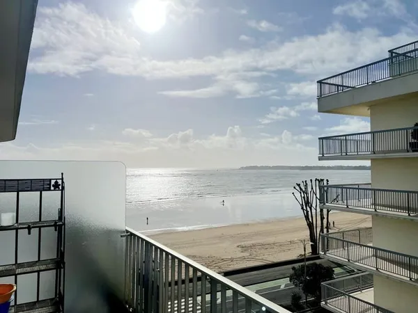 Appartement remblai 2 pièces avec terrasse et vue mer latéra