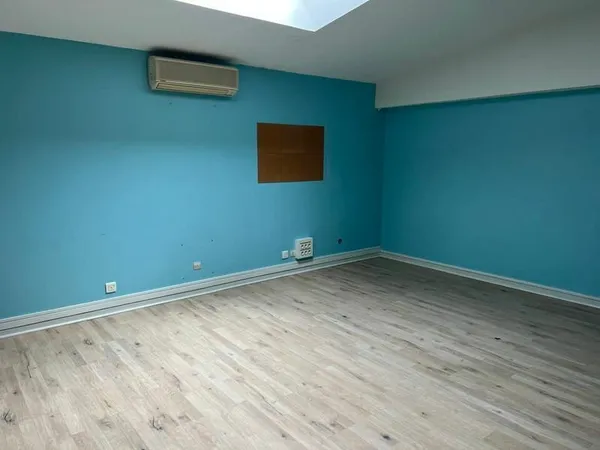 Bureau et espace de travail Location Joué-lès-Tours  50m² 650€