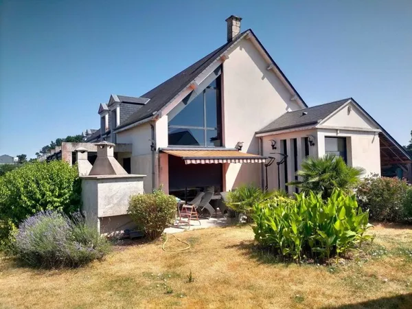 Rare, très spacieuse maison d'architecte , piscine intérieure avec jardin arboré par paysagiste
