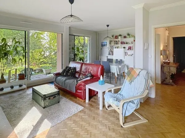 Lumineux appartement en RDC avec jardin privatif 100 m2 et stationnements, proche Loire.