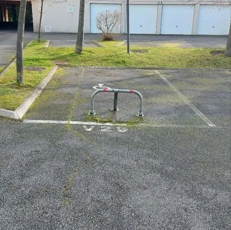 Grande place de Parking extérieur