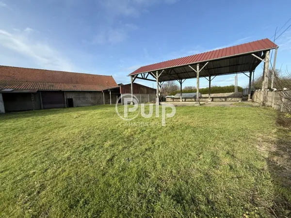 Terrain bâtir avec hangars et bâtiments