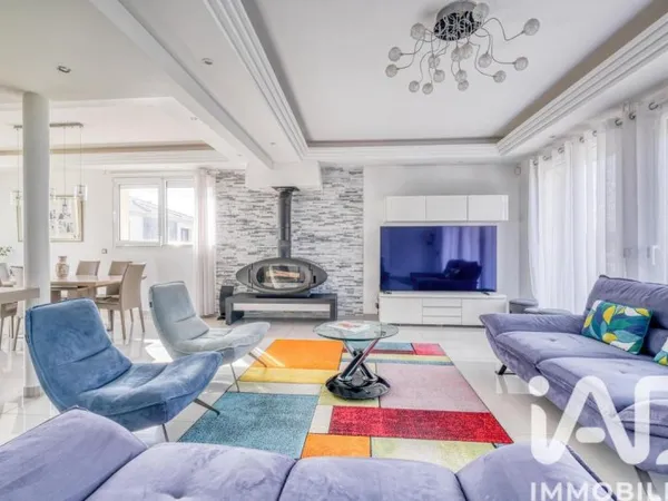 Vends maison traditionnelle - 201.5m² - 8 pièces, 5 chambres - Montfermeil 93370