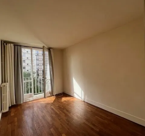 2 pièces de 43 m² avec gardien, proche commerces et transports