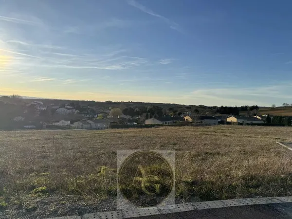 Terrain constructible et viabilisé avec vue sur les collines