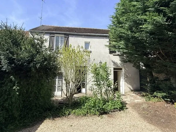 PLAISIR VILLAGE, maison ancienne sur 800m2 avec nombreuses d