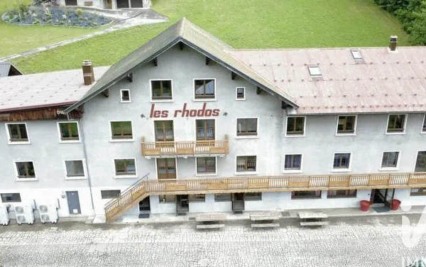 Bâtiment 1235 m²