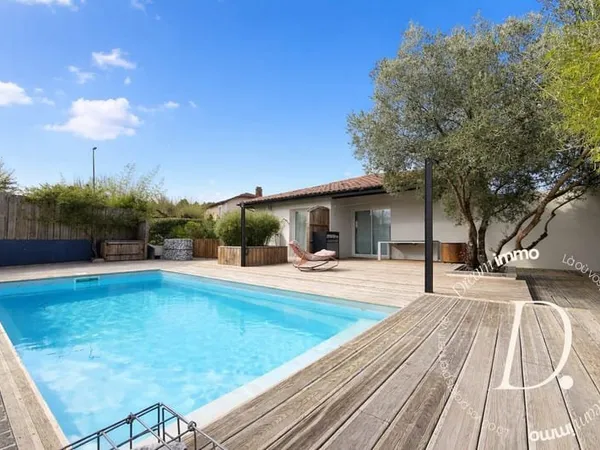 Maison familiale de charme avec piscine, dépendance et fort pot