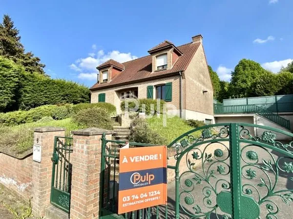 Pavillon au coeur d'un écrin de verdure avec jardin et bois privé